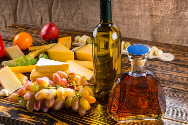 Bandeja de queso gourmet con bebidas alcohólicas — Foto de Stock