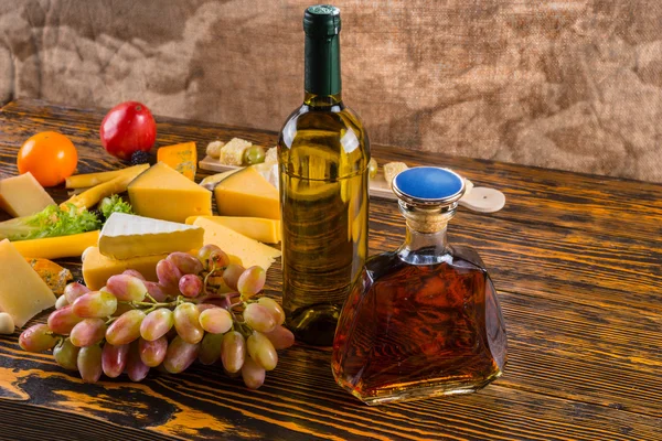 Wine and Whiskey on Table with Cheese and Grapes — Stock fotografie