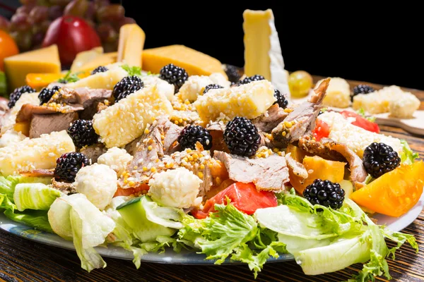 Ensalada gourmet hecha con queso y moras — Foto de Stock