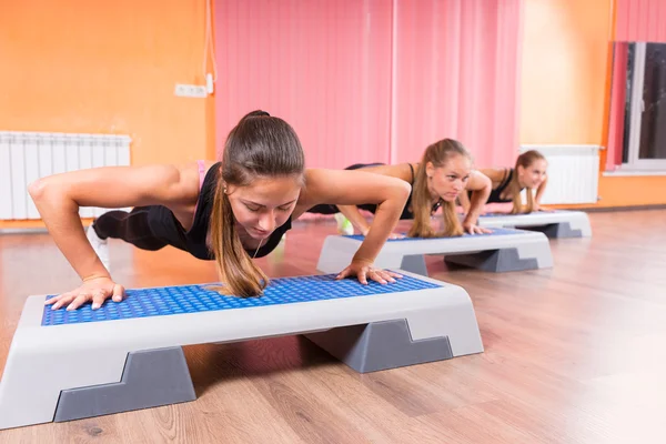 Group of Women Strengthening Cores in Step Class — Stockfoto