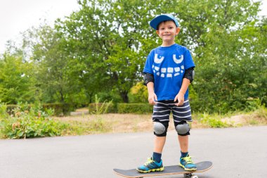 Onun yeni kaykay ile gurur küçük çocuk