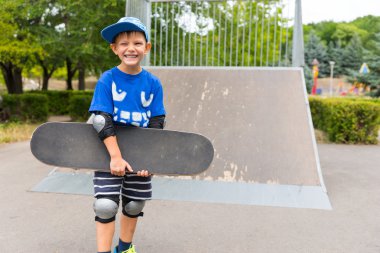Genç çocuk onun kaykay parkı ile poz