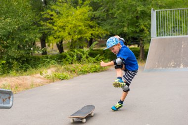 Onun kaykay tekme oynak genç çocuk