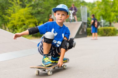 Küçük çocuk onun kaykay üzerinde pratik