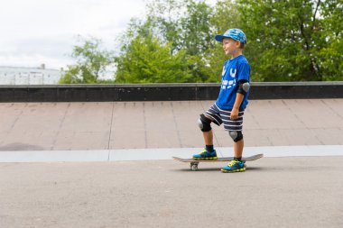 Onun kaykay ile atletik küçük çocuk