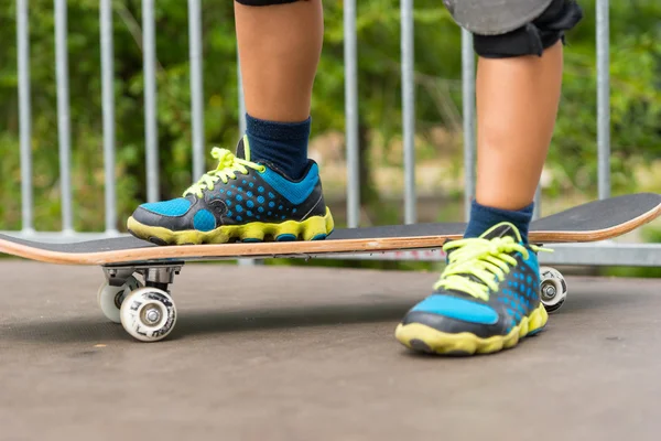 Fötter av en skateboardåkare på en ramp — Stockfoto