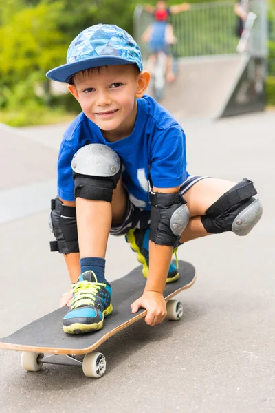 Vänliga sportig liten pojke med ett härligt leende — Stockfoto