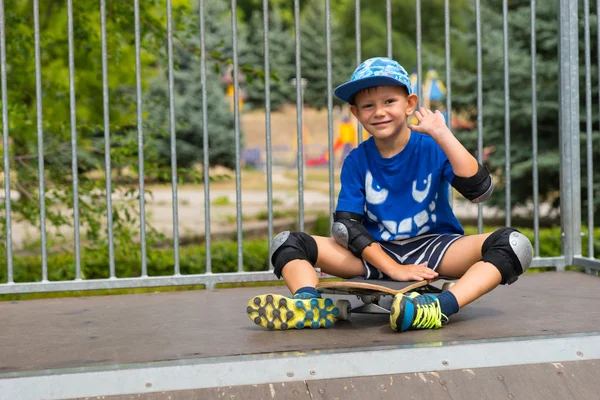 Jongen op Skateboard zwaaien bovenop oprit — Stockfoto