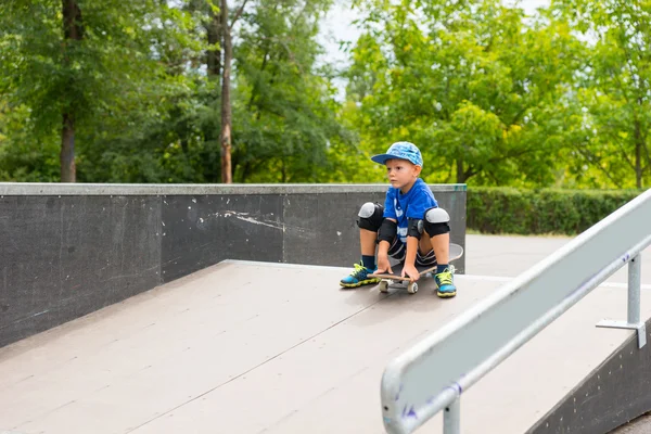 Chłopiec na deskorolce w górnej części ziemi Skate Park — Zdjęcie stockowe