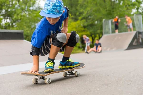 Chłopiec Przyczajony na deskorolce w Skate parku — Zdjęcie stockowe