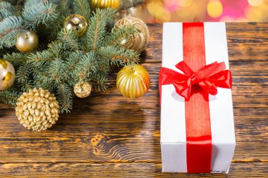 Festival çam dal masada kırmızı fiyonklu hediye paketi