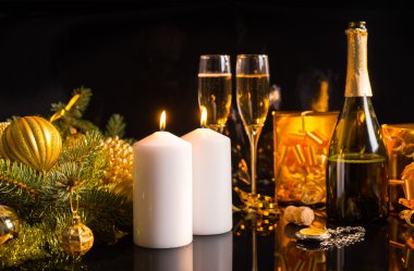 Şampanya ile şenlikli Noel natürmort
