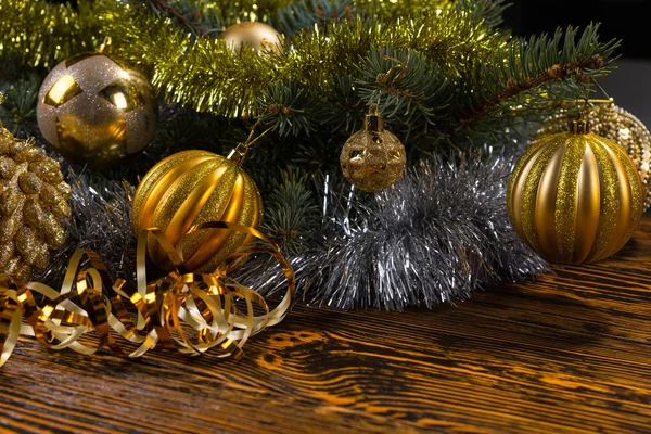 Evergreen met gouden kerstversiering — Stockfoto