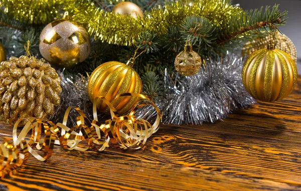 Kleurrijke achtergrond van Kerstmis met goud kerstballen — Stockfoto