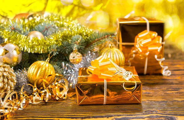 Fondo navideño festivo amarillo y dorado —  Fotos de Stock