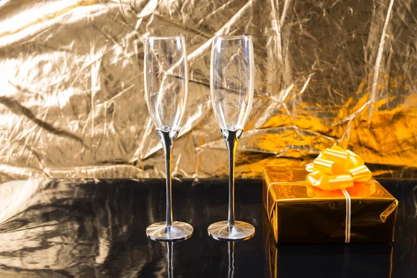 Elegant Champagne Glasses and Golden Gift — стокове фото