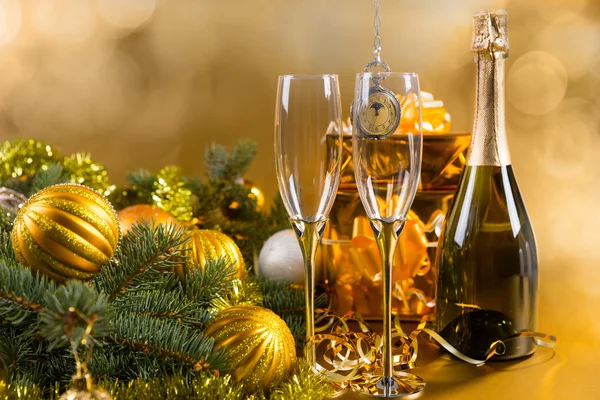 Праздничное шампанское и подарки с золотыми украшениями — стоковое фото