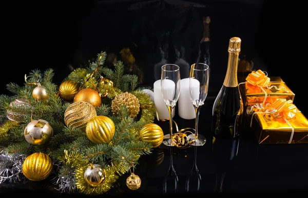 Champán, regalos de oro y decoraciones navideñas — Foto de Stock