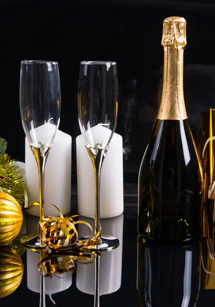 Bottiglia di champagne festivo e bicchieri con candele — Foto Stock