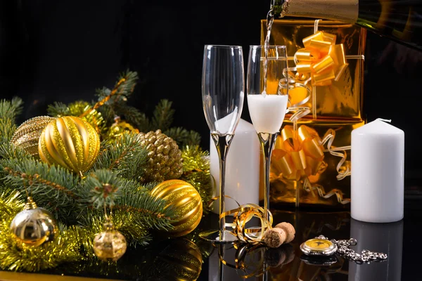 Copos de champanhe com velas e presentes de Natal — Fotografia de Stock