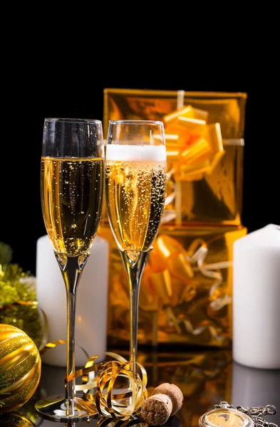 Pair of Glasses Filled with Sparkling Champagne — Stockfoto