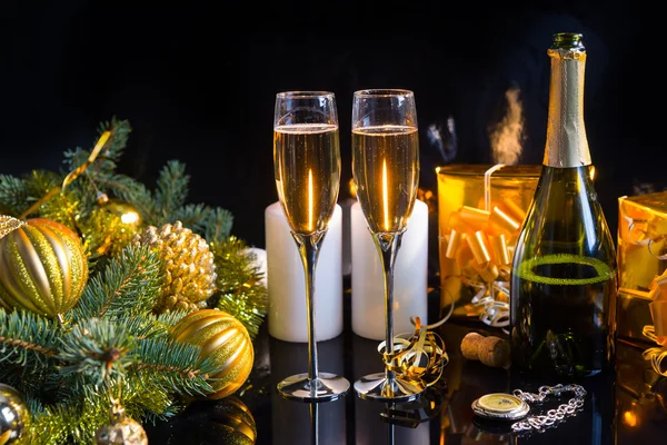 Copos de Champanhe em Festive Still Life — Fotografia de Stock