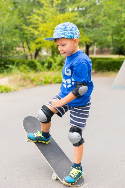 Junge macht einfachen Trick auf Skateboard — Stockfoto