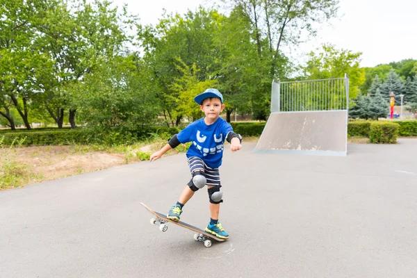Junge macht einfachen Trick auf Skateboard — Stockfoto