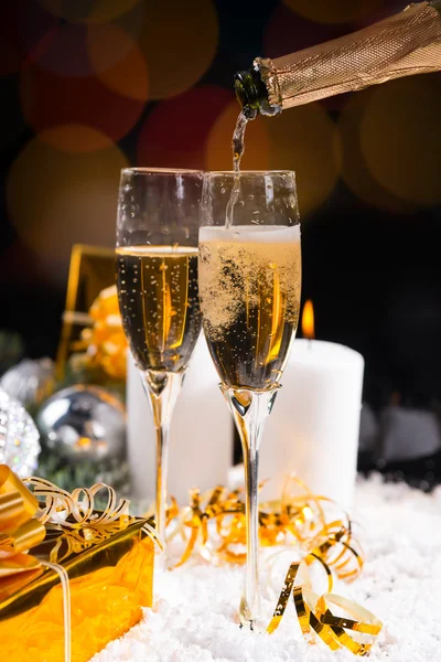 Gieten glazen feestelijke champagne — Stockfoto