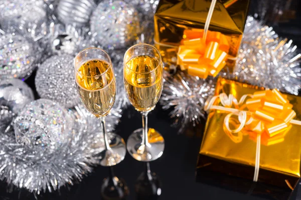 Luxus-Weihnachtsstillleben mit Champagner — Stockfoto