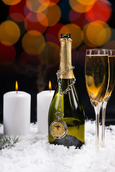 Brinnande ljus nära en öppen flaska champagne — Stockfoto