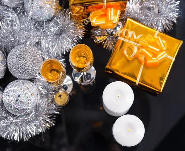 Feestelijke Champagne en kaarsen met gouden geschenken — Stockfoto