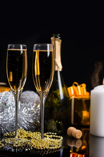 Copas de champán en bodegón festivo — Foto de Stock