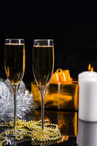 Champagne op tafel met feestelijke decoraties — Stockfoto