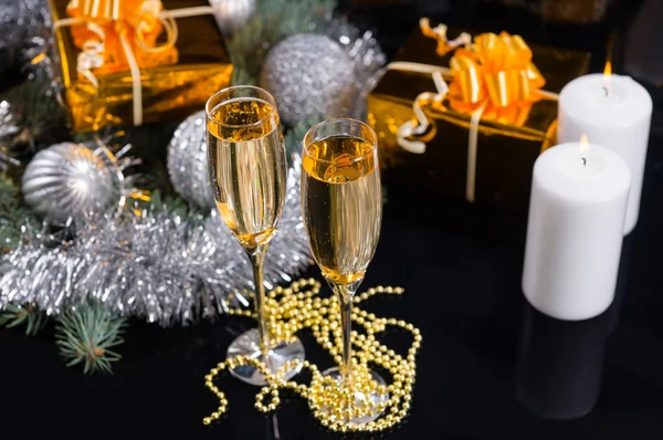 Champagne omringd door feestelijke decoraties — Stockfoto