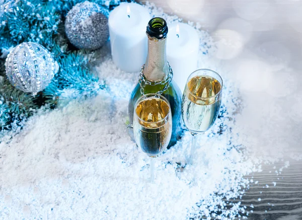 Feestelijke Champagne met kaarsen en decoraties — Stockfoto