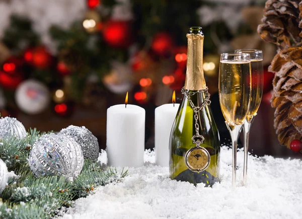 Świąteczny szampana i świece na Snowy powierzchni — Zdjęcie stockowe