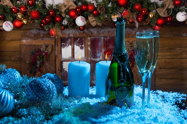 Šampaňské a svíčky před dřevěnice — Stock fotografie