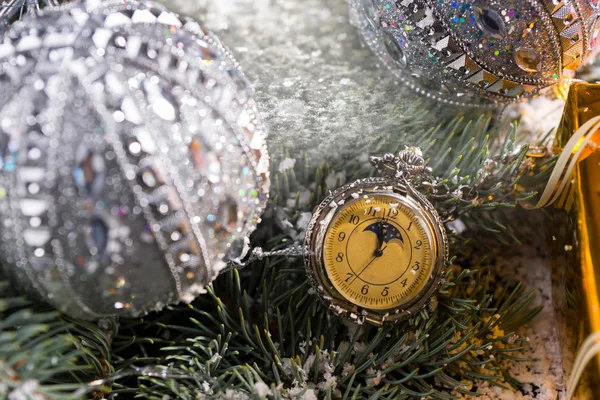 Reloj de bolsillo colgando en Evergreen decorado —  Fotos de Stock