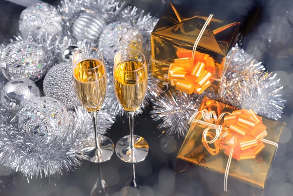 Glazen van Champagne, geschenken en zilveren decoraties — Stockfoto