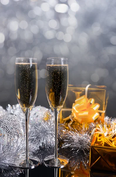 Altın hediyeler ile tabloda şampanya gözlük — Stok fotoğraf