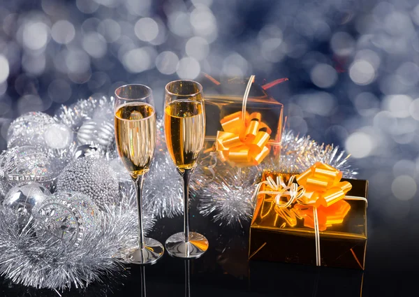 Glazen van Champagne, geschenken en zilveren decoraties — Stockfoto