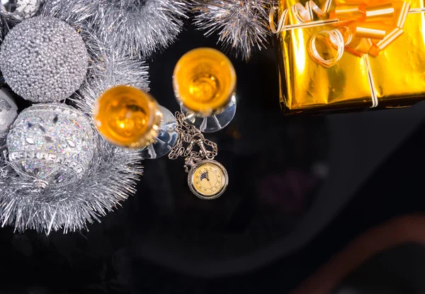 Zakhorloge op tafel met giften en decoraties — Stockfoto