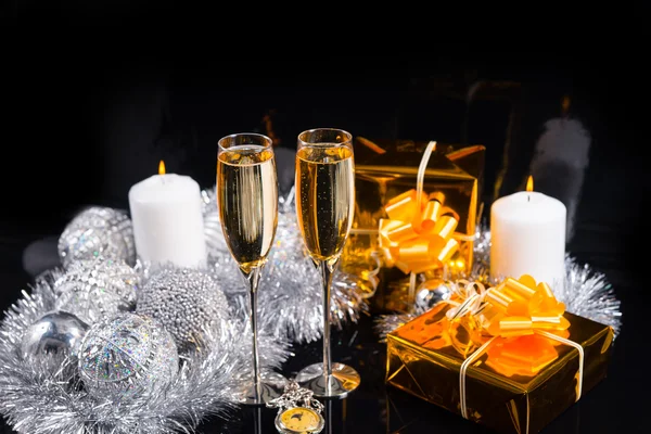 Bodegón festivo con champán y regalos — Foto de Stock