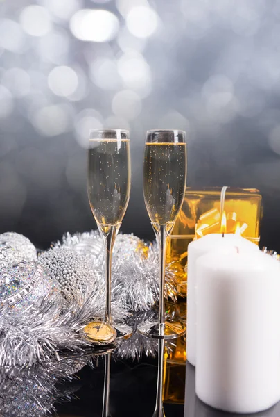 Champagne dengan Lilin, Hadiah dan Dekorasi — Stok Foto