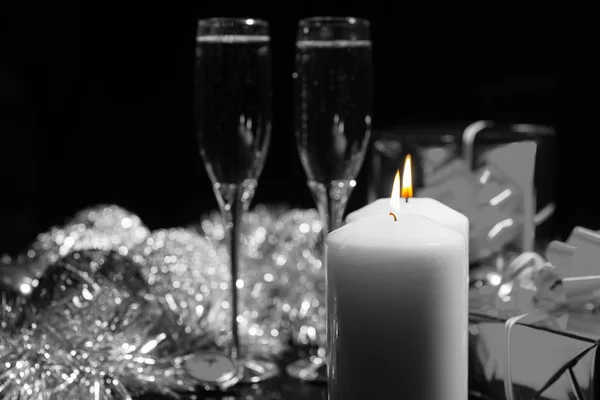 Şampanya ve süslemeleri ile yanan mumlar — Stok fotoğraf