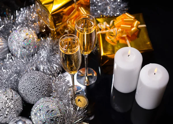 Aangestoken kaarsen met glazen feestelijke Champagne — Stockfoto