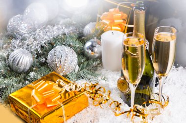 Şampanya, hediyeler ve Noel süsleri