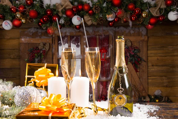 Şampanya ve hediyeler Noel kabin önünde