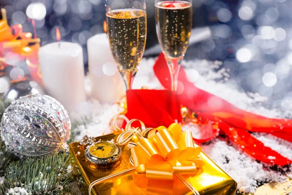 Orologio, Regalo e Champagne nella natura morta festiva — Foto Stock